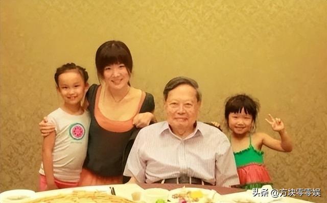 杨振宁家庭情况曝光：三个儿女无人继承物理学，与翁帆关系也很好