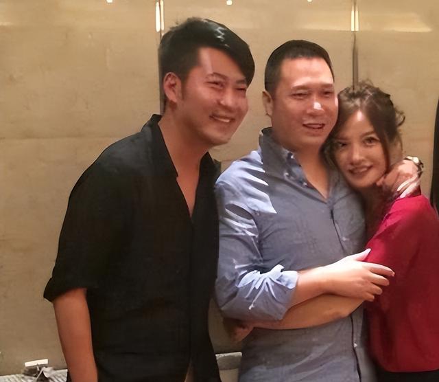 面相又变了！49岁赵薇广东吃饭，又老又瘦没架子	，却再无回头路走