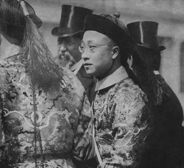 晚清大内高手给许世友表演武功，全场大惊，许世友大喊：看我的！
