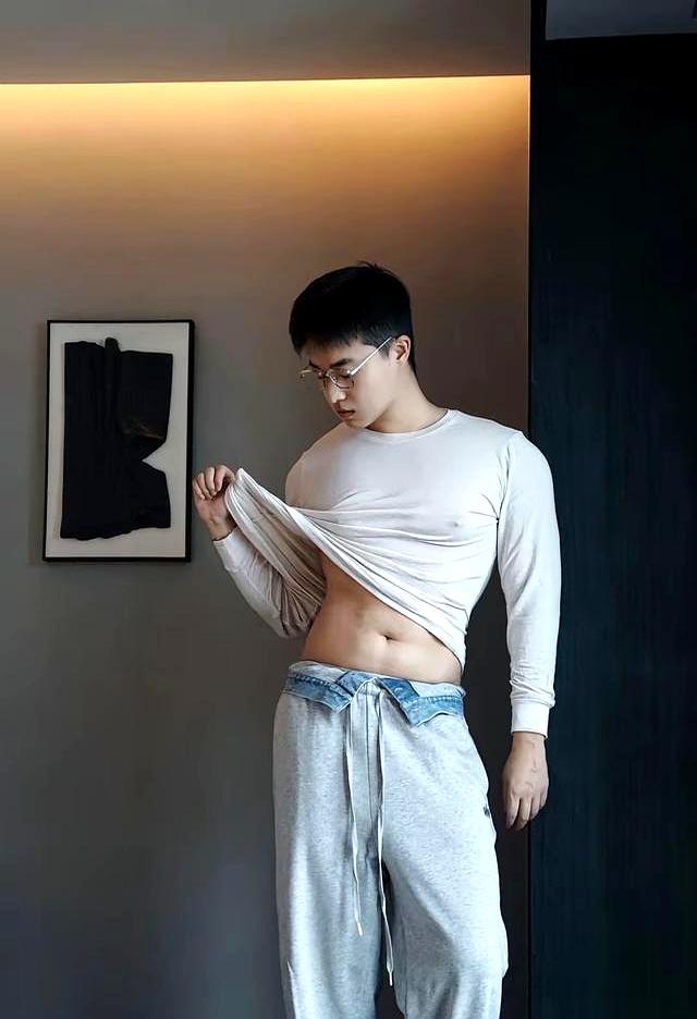 他练的不是肩背，而是让人安心的力量感。