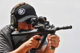 为什么瞄准镜明明比枪管高，子弹却能命中目标？这回终于明白了图片