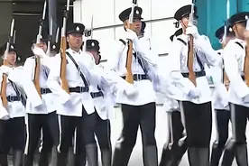 香港金紫荆广场红旗飘扬，中式步操庆祝回归27周年，民们倍感自豪图片