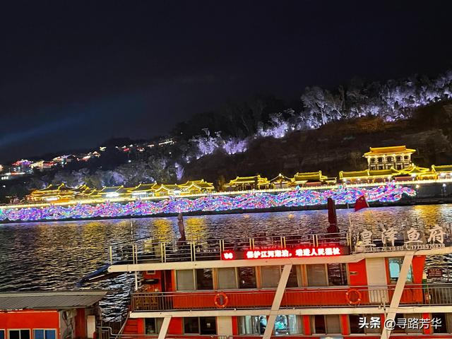 在广元等待吃火锅的间隙，行走于夜色中的嘉陵江畔