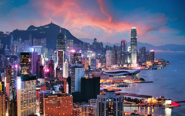 30年前，香港GDP是上海的6倍，新加坡GDP是上海的3倍，现在呢