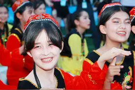 幸福乐章奏响夜空，绿篱草坪公益音乐会举行图片