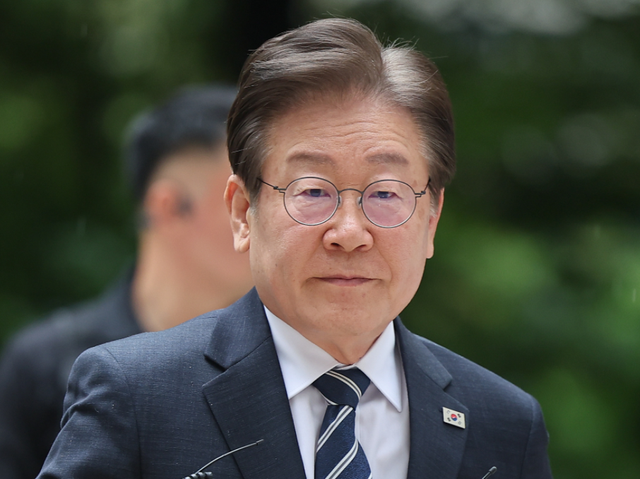 九三阅兵越来越近，李在明发现得罪不起中国，决定派人送上亲笔信