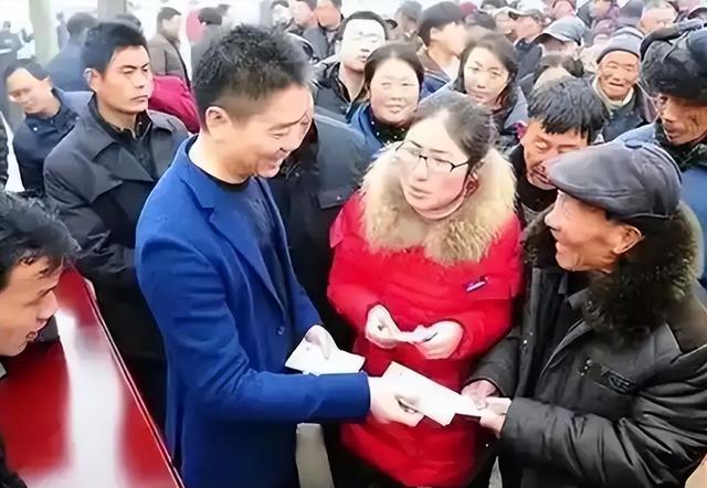 亲情重要还是金钱重要？就算如今的刘强东，面对儿子时也充满遗憾