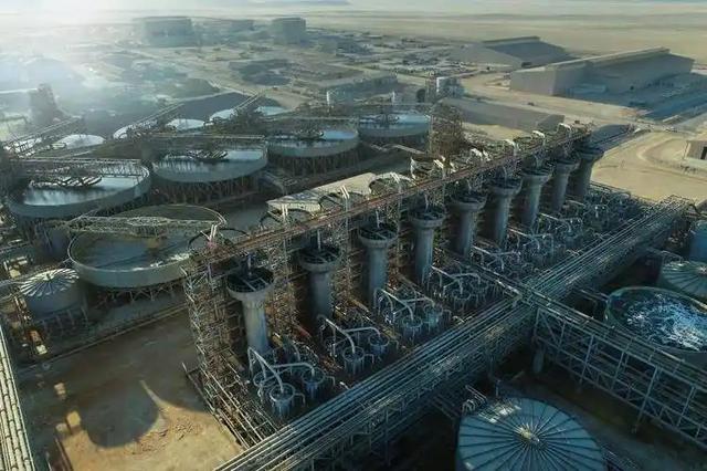 我国在建的最大海水淡化工厂，投资18亿，一天能生产30万吨淡水