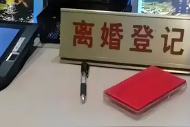 我离婚6年，出差经过前妻老家，顺便看望岳父，推开门后我愣住了图片