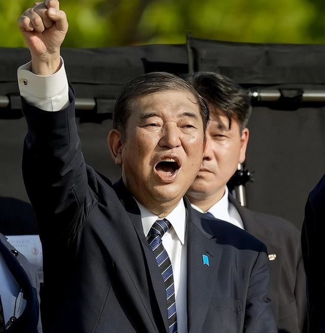 在中日关系敏感时期	，他竟然率团赴日访问，为了刷存在感毫无底线