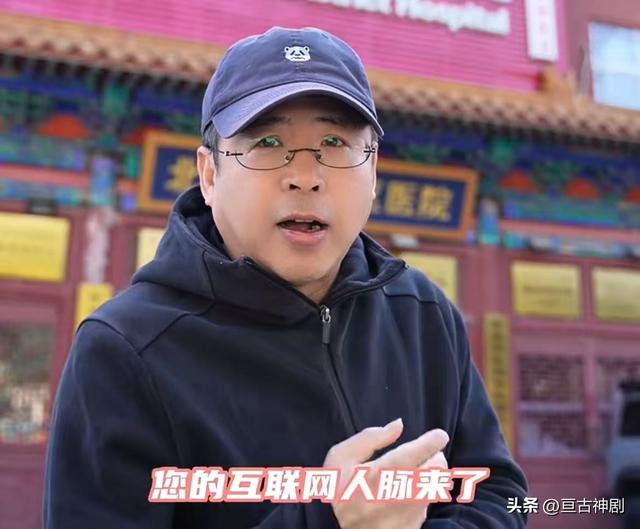 那个曾扬言让中国给全世界道歉，惨遭央视开除的阿丘，如今怎样了