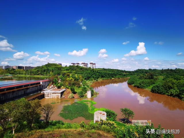 这座自贡宝藏公园不仅有水上玻璃栈道，更有“水帘长廊”瀑布！