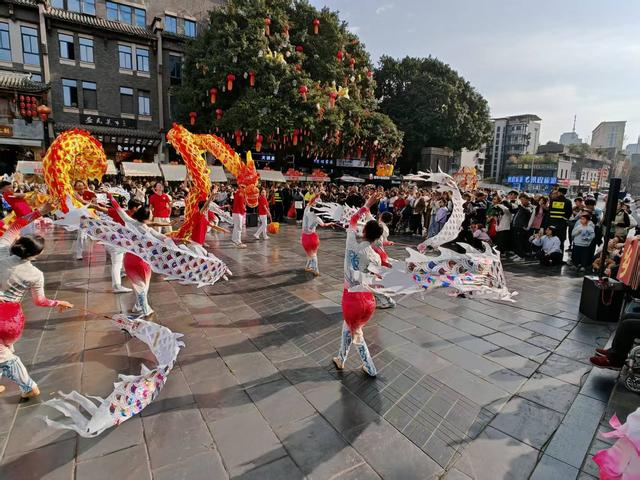 铜梁龙舞“出圈”宽窄巷子 非遗名片闪耀巴蜀文旅走廊