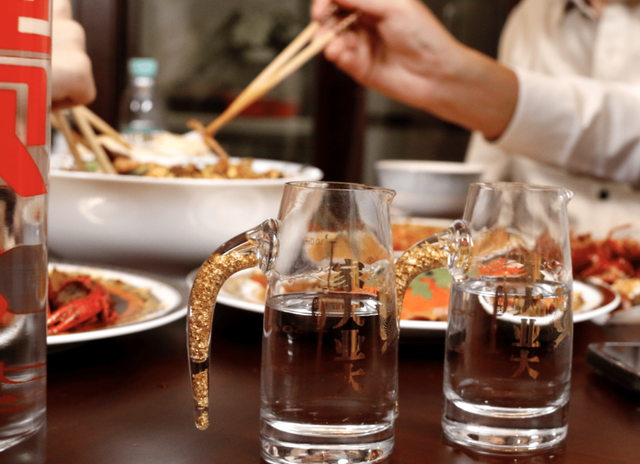 白酒依旧稳坐消费C位？白酒的核心底气，刻在中国人的酒桌民俗里