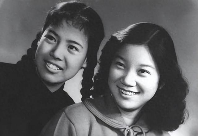 2015年，毛岸英遗孀刘思齐和女儿的一张合影，那年85岁，面容慈祥