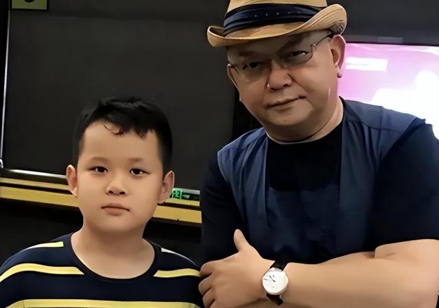 77 岁王刚的晚年：本以为有儿子能安度余生	，如今却为养子操劳不停