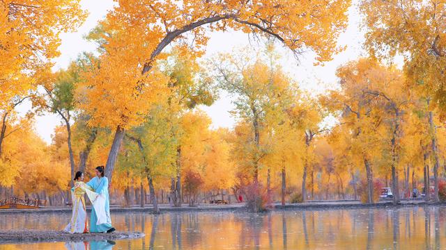 多年来，一批又一批绍兴人前赴后继，走进了这座大漠小城……