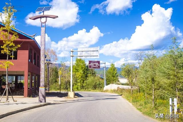 一边云南一边四川，于是泸沽湖被一分为二，成了两个4A级景区