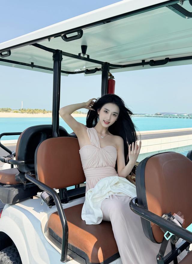 潘敏太喜欢穿比基尼了，主要是身材真迷人