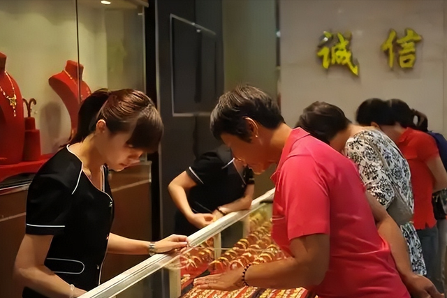 黄金破4000美元！美债却稳守2%通胀目标，经济前景分歧难消