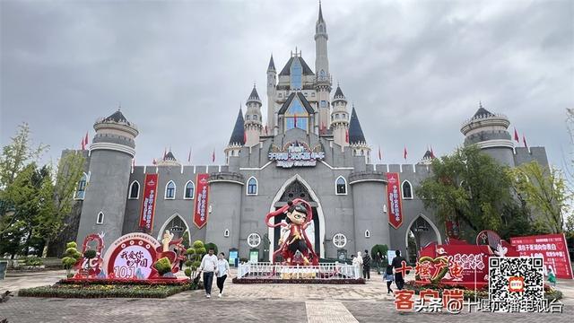 红歌嘹亮开启国庆假期，郧阳文旅市场喜迎开门红