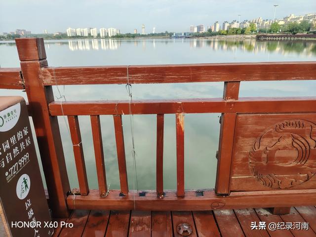 全国文明城市柘城县国家湿地公园榕湖斥巨资升级的人行栈道现状