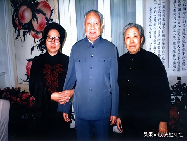 1961年，华国锋一家六口的合影，40岁的他长相周正，妻子端庄贤惠
