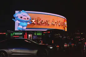 洞庭南路裸眼3D大屏惊艳亮相，市民游客争相打卡图片