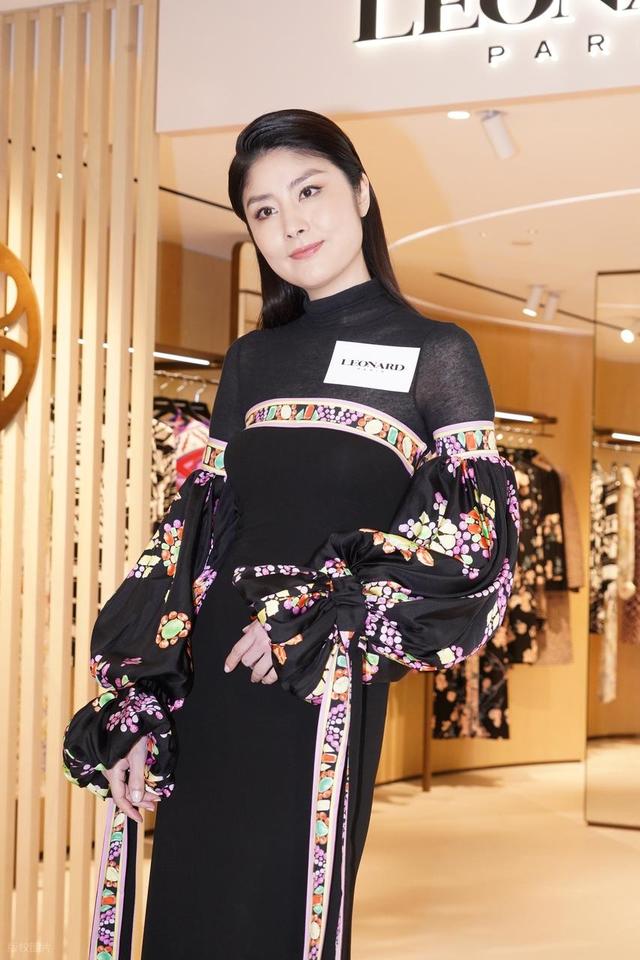 陈慧琳演唱会穿三角裤衩，五十多了合适吗？人老心不老 不愧是女神