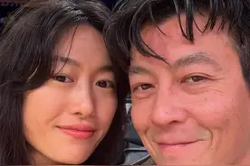 44岁陈冠希看NBA比赛，和老婆坐在头排，穿衣时尚，颜值回春好多图片