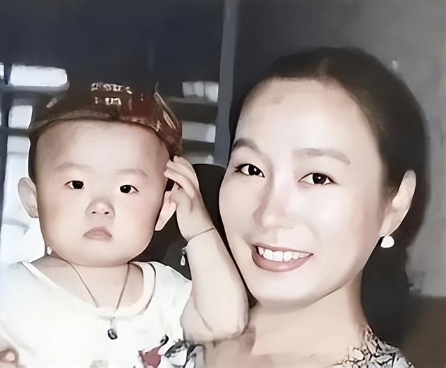 孩子父亲真相大白一月后，奚美娟低调露面，手足无措，落寞呆坐