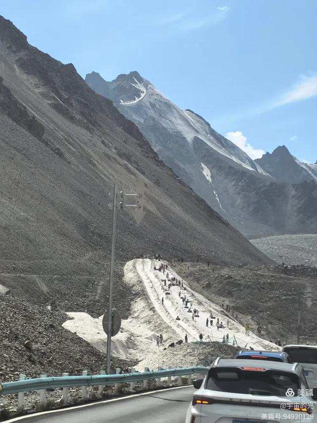跨越天山的壮美风光