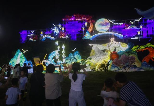 40年记忆焕新！北方最大灯会回归，20万人“追光”青岛夏夜