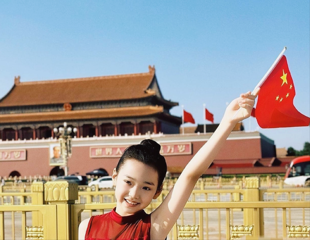 国庆董璇女儿小酒窝，一袭红裙在正阳门前起舞	，祝福祖国生日快乐