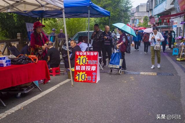 安顺市有个民生市集全年无休，烟火气息浓厚，每天还有人跳民族舞