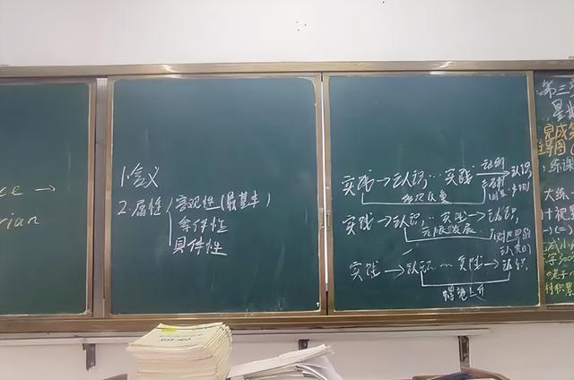 女老师自创“幼态字体”走红，被家长投诉停职，字丑就不能教书吗