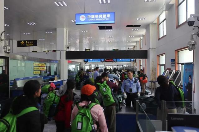 樟木口岸迎来首批免签俄罗斯旅客