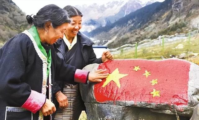 西藏一乡长巡逻时,发现一面不属于我国的国旗,当即过去想拔了