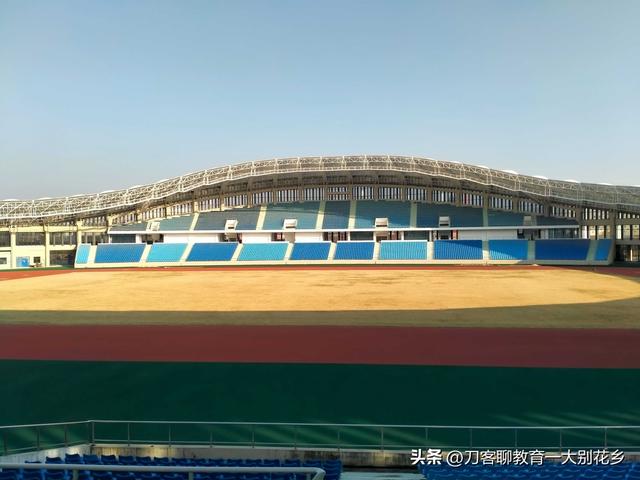 魅力麻城：位于城东滨河新区的麻城市文体中心新貌