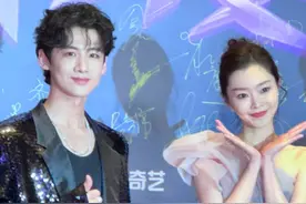 真情侣低调秀恩爱？白敬亭宋轶走红毯互动少笑容多图片