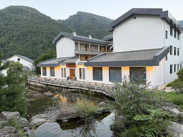 林壑听涛逢旧雨 溪声松语话流年