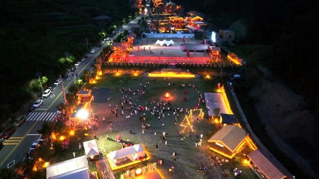 武陵不夜城光影街开街游玩全攻略来啦！好吃好玩又好拍，速速收藏！