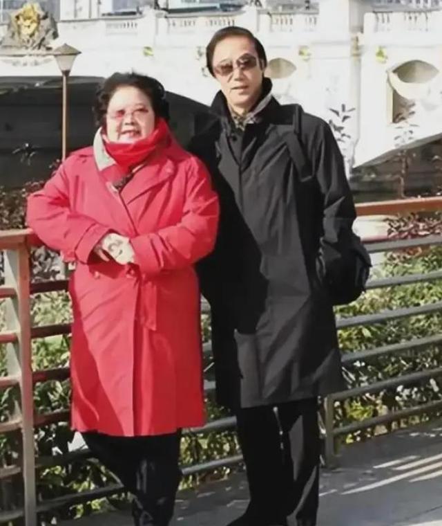 吃里扒外	、永不回国？带30名演员留美不归，如今年过花甲归来