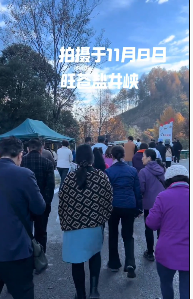 日均约2万人奔赴旺苍县红叶盛景