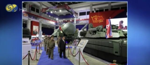 金正恩在平壤出席武器装备展开幕式