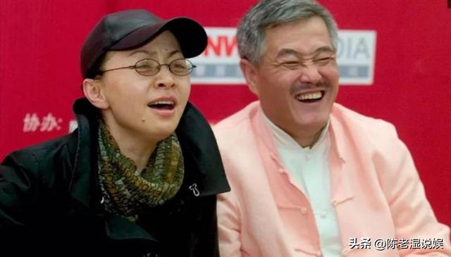 上午被免职	，下午被带走，登24年春晚却忽然消失的黄宏如今怎样