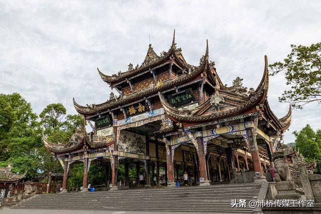 灌县古城：千年历史与都江堰水利工程的完美交融