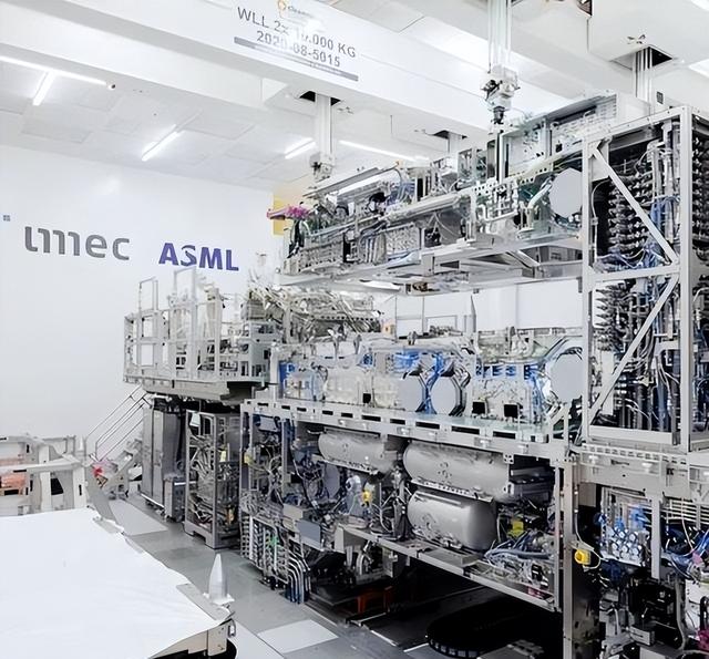 “咬死”ASML，禁止维修光刻机只是开始，轮到中国工程师头疼了！