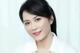 当年她28岁配不上32岁的焦恩俊，今53岁仍像28岁，看不到岁月痕迹图片
