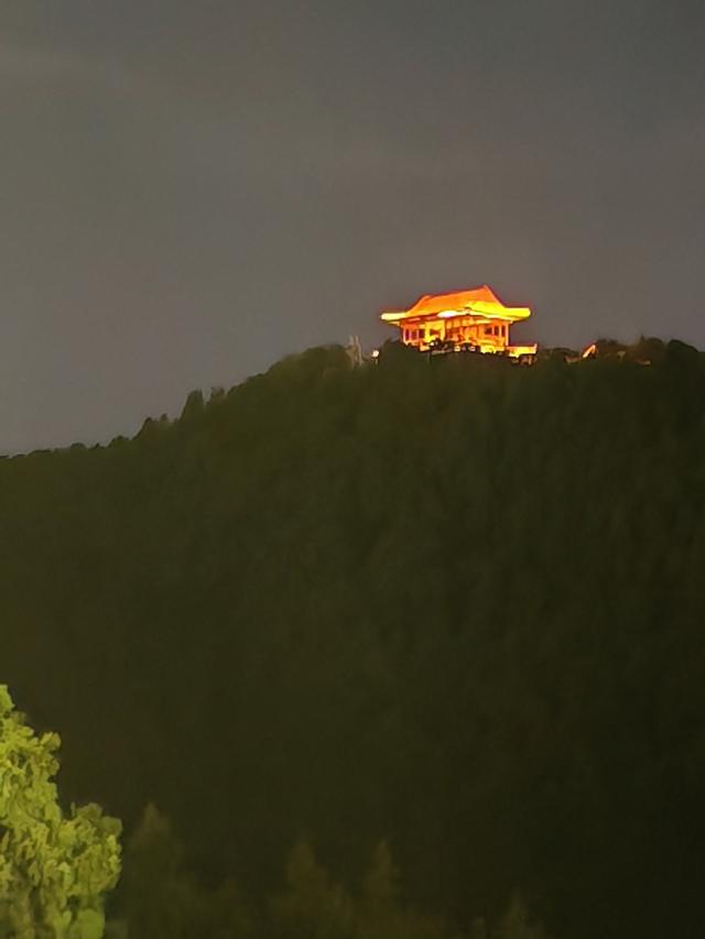 济南英雄山秋日夜景